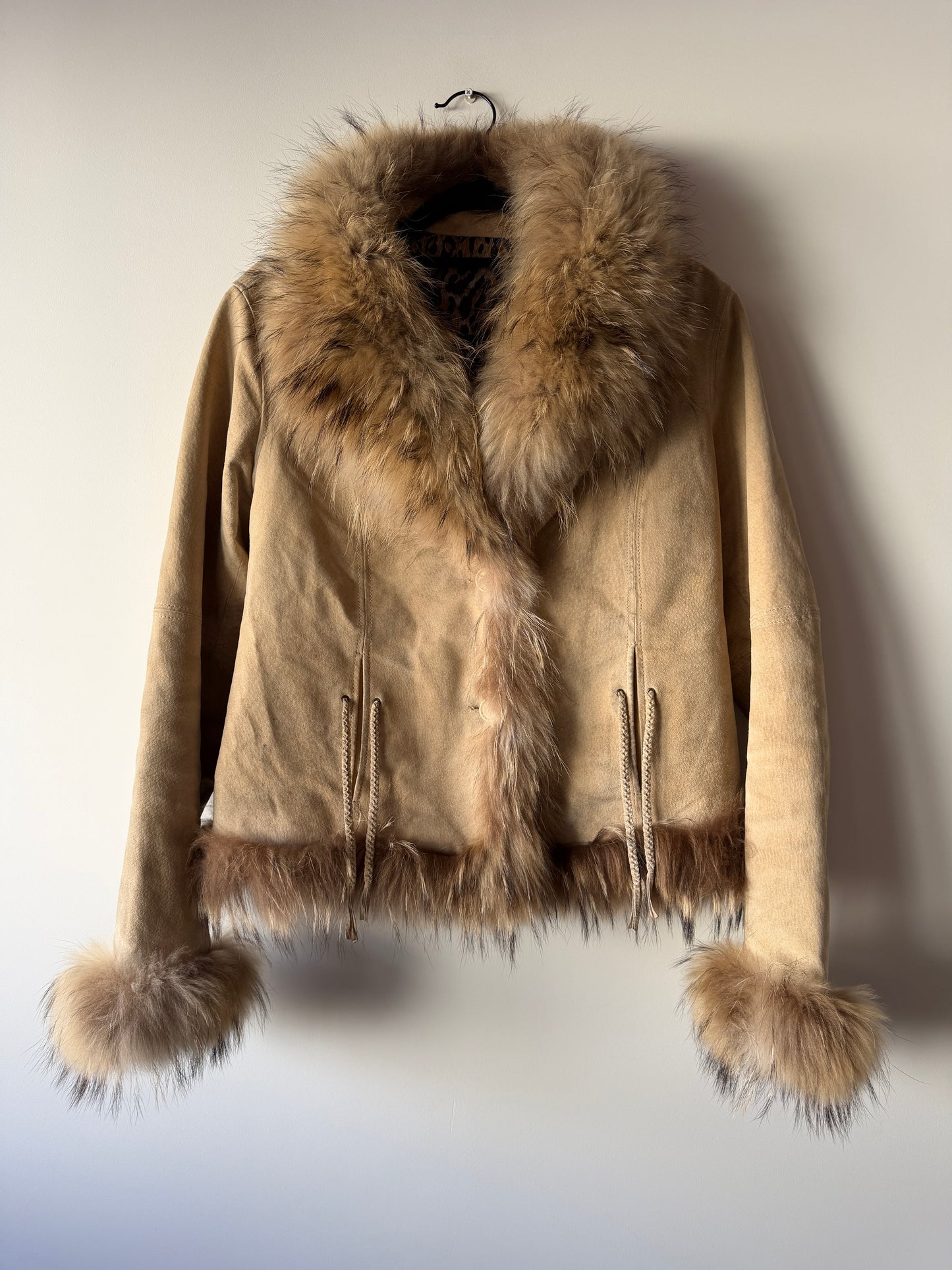 Veste en cuir avec bordures en fourrure beige