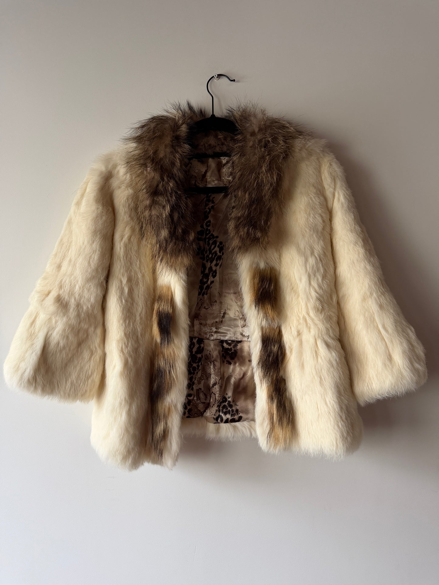 Veste en fourrure blanche et col gris