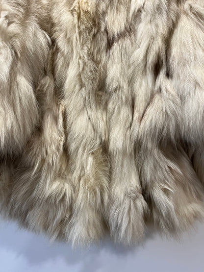 Manteau en fourrure blanc manches chauve-souris