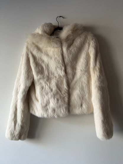 Veste à capuche courte en fourrure blanche