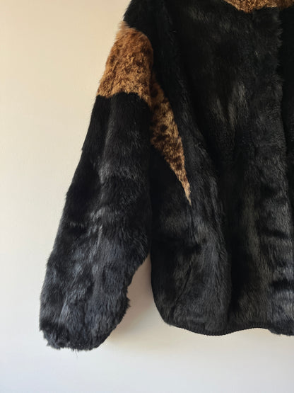 Veste en fourrure noire et léopard