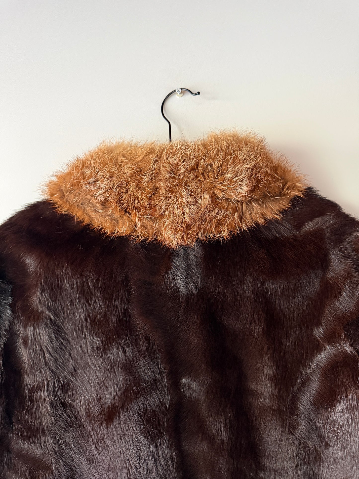 Manteau en fourrure marron et col roux