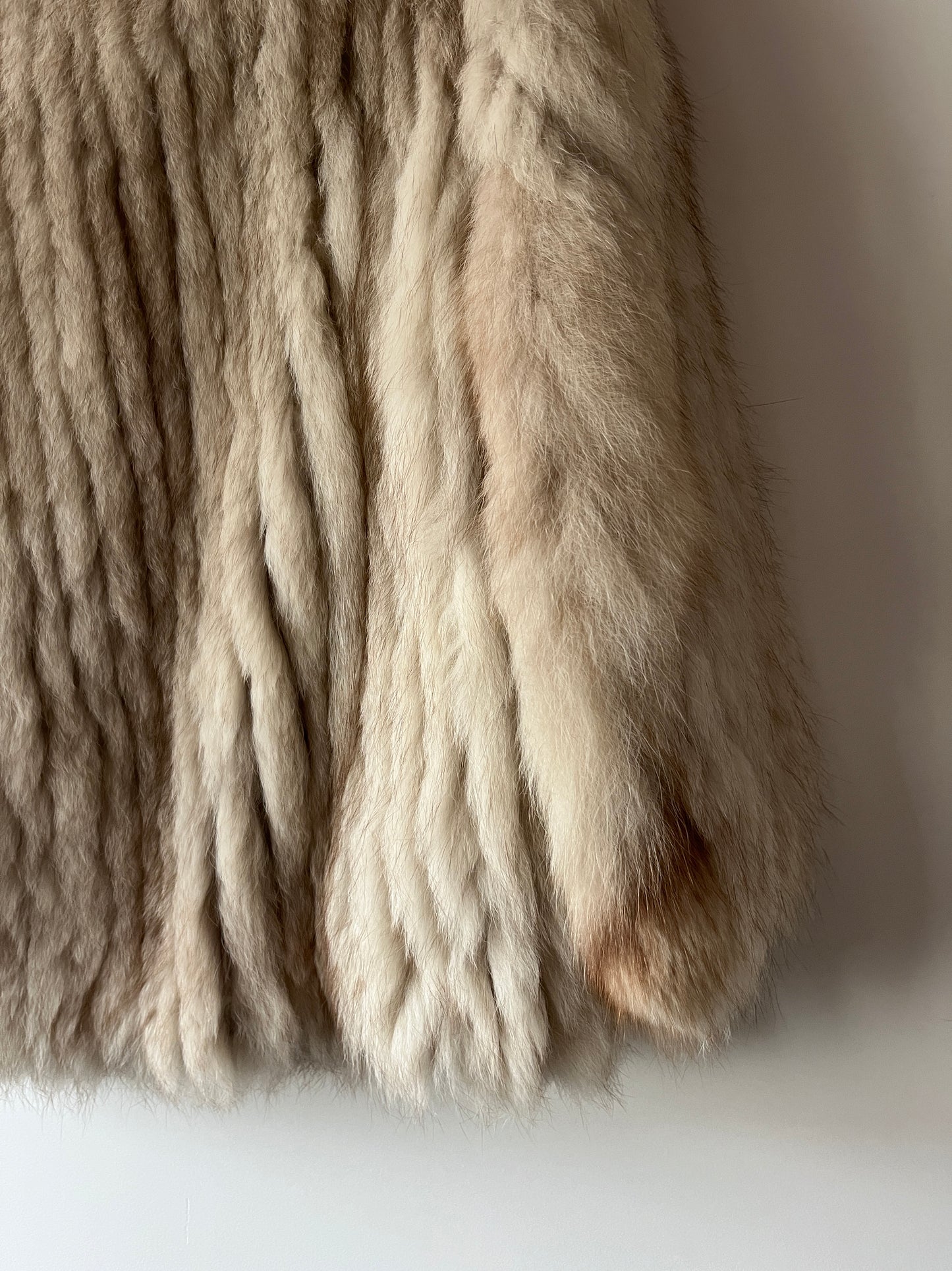 Manteau en fourrure galonné blanc