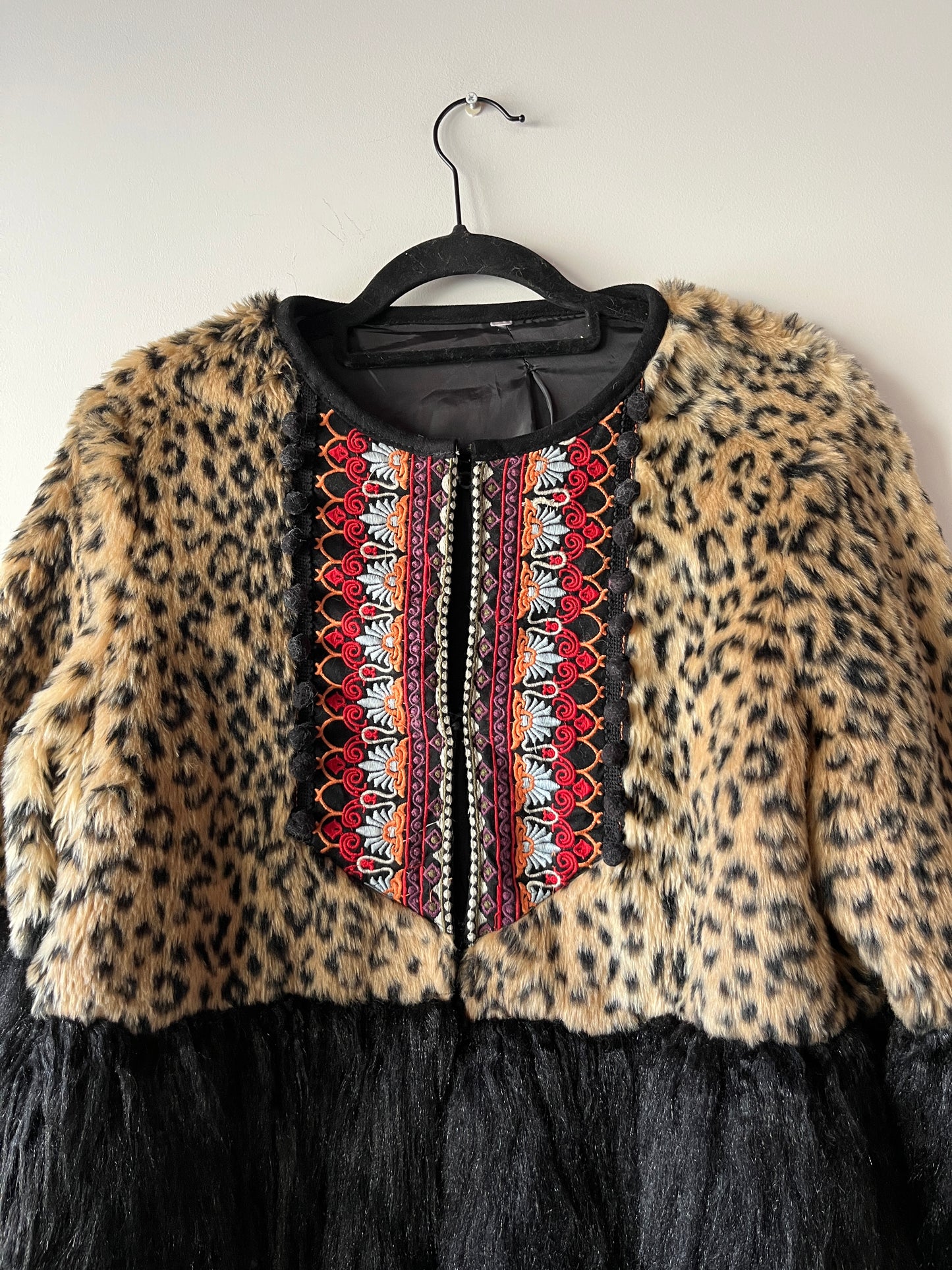 Veste bi-matière léopard brodé et fausse fourrure