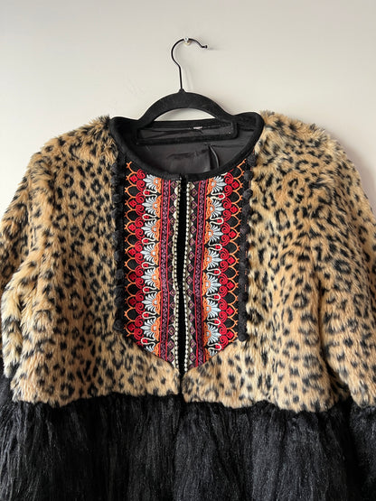 Veste bi-matière léopard brodé et fausse fourrure