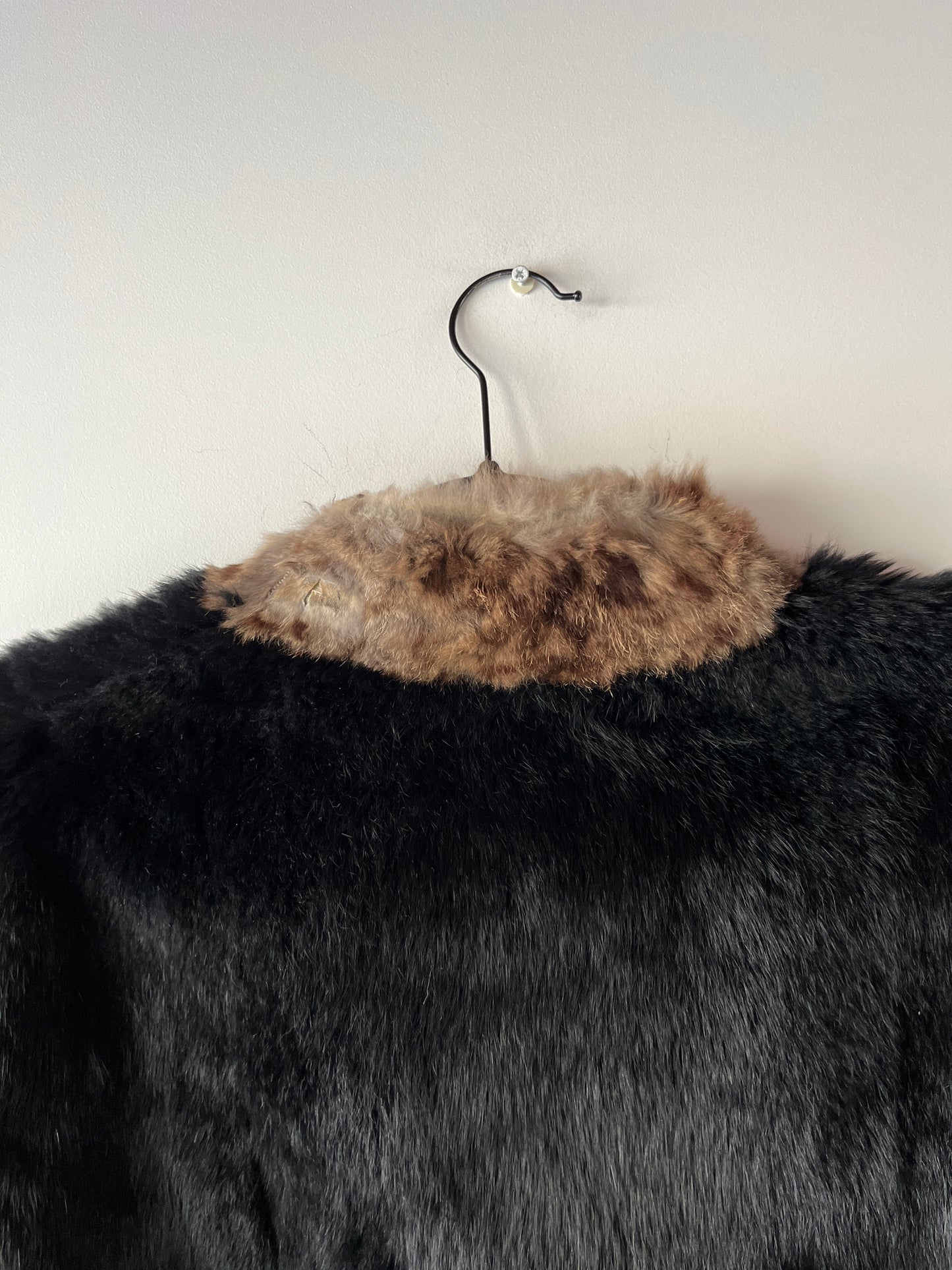 Veste en fourrure noire et léopard