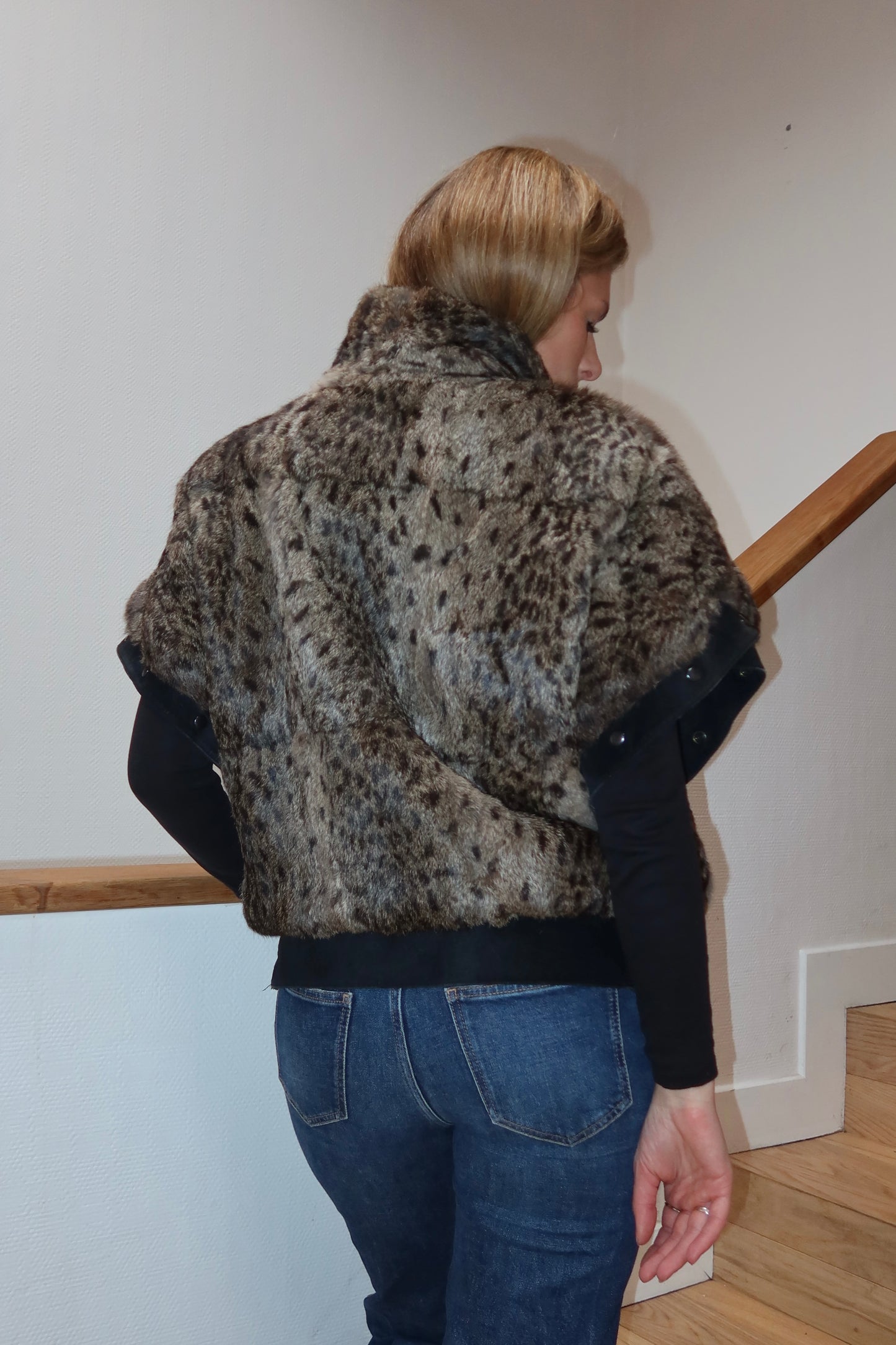 Veste en fourrure imprimée et cuir noir