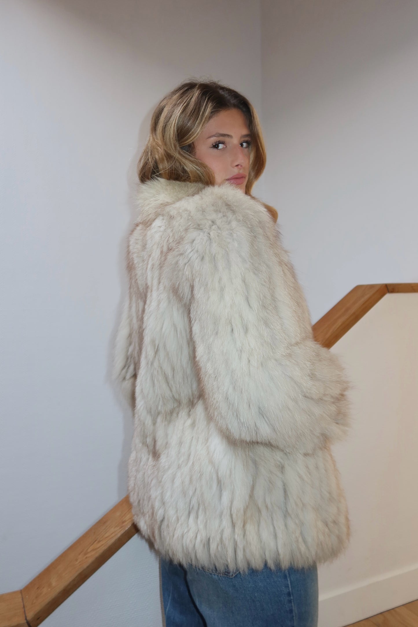 Manteau en fourrure galonné blanc