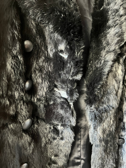 Manteau long noir en fourrure