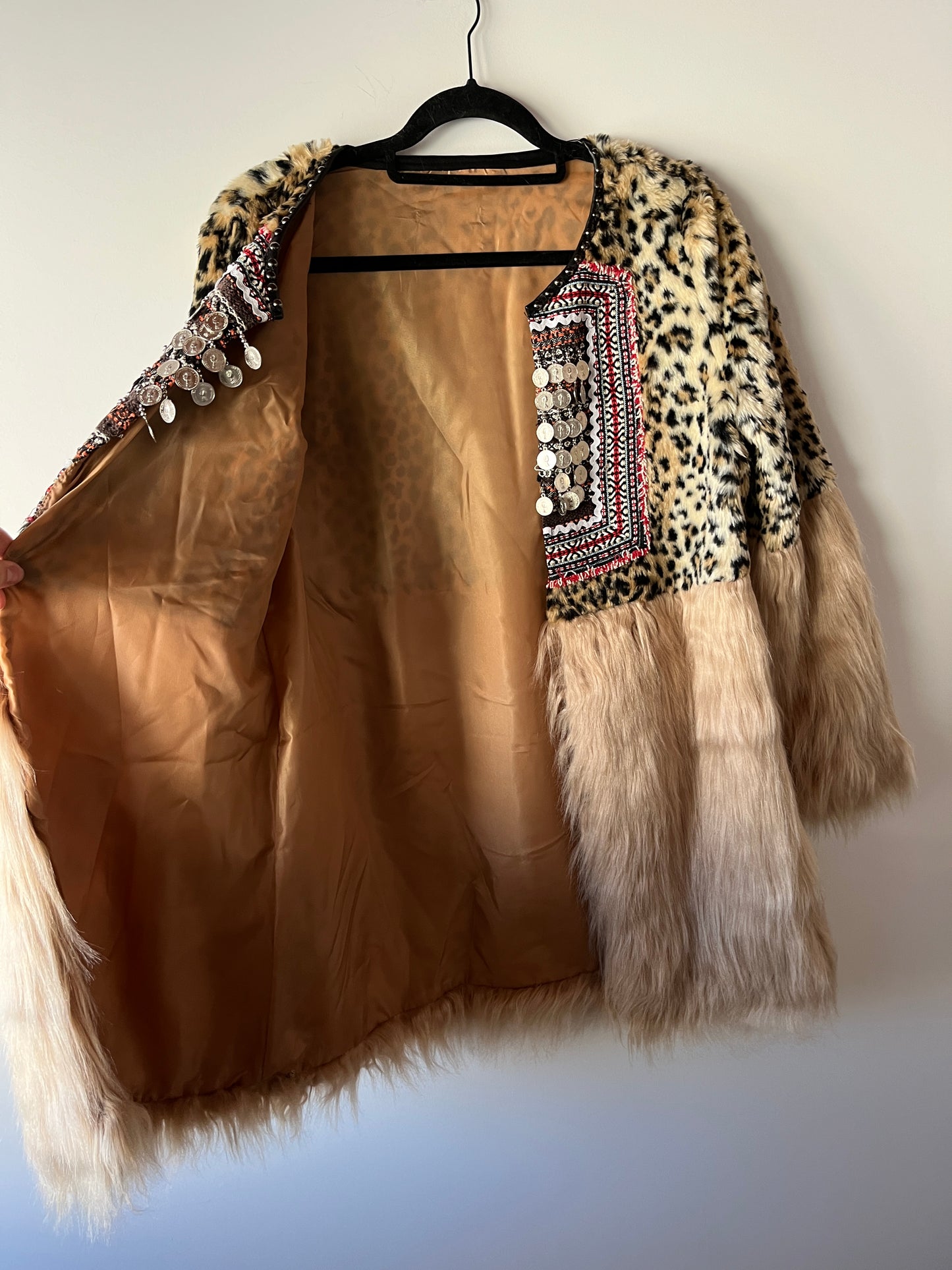 Veste bi-matière léopard brodé et fausse fourrure