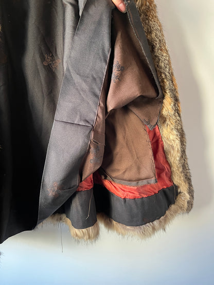Manteau en fourrure grise, fauve et beige