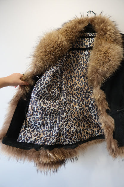 Veste en cuir noir avec bordures en fourrure