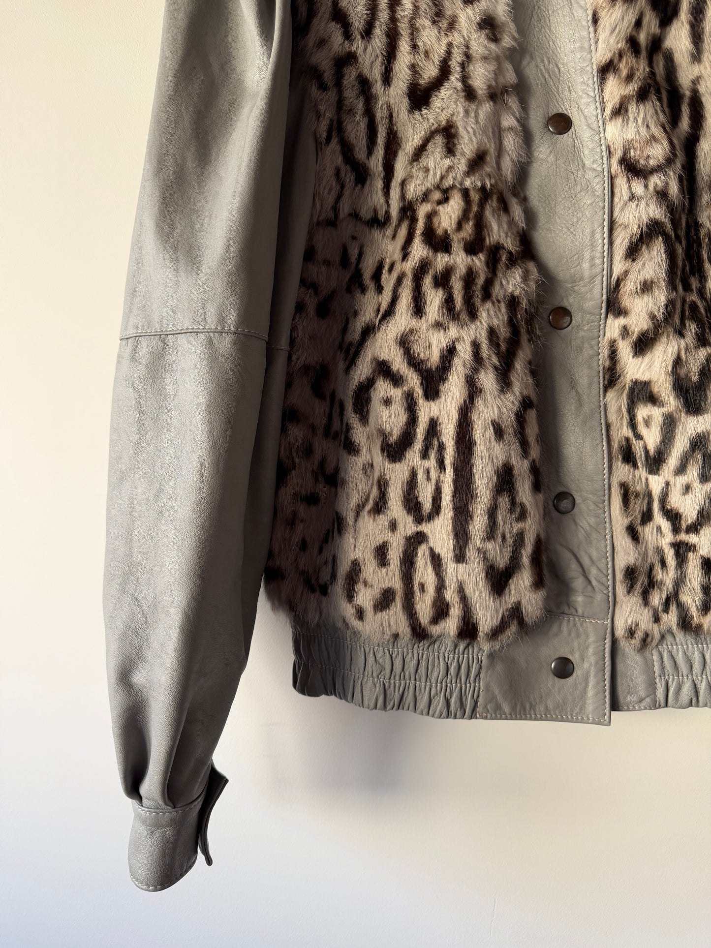 Veste en cuir gris et fourrure imprimée léopard