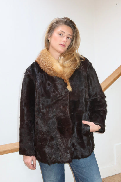 Manteau en fourrure marron et col roux