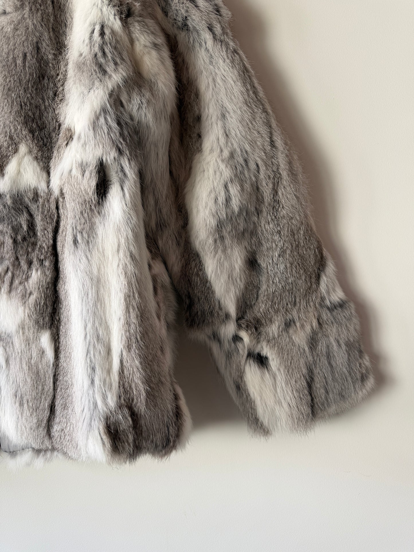 Veste en fourrure grise et blanche