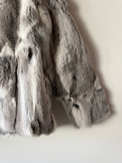 Veste en fourrure grise et blanche