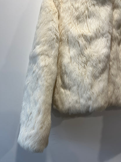 Veste à capuche courte en fourrure blanche
