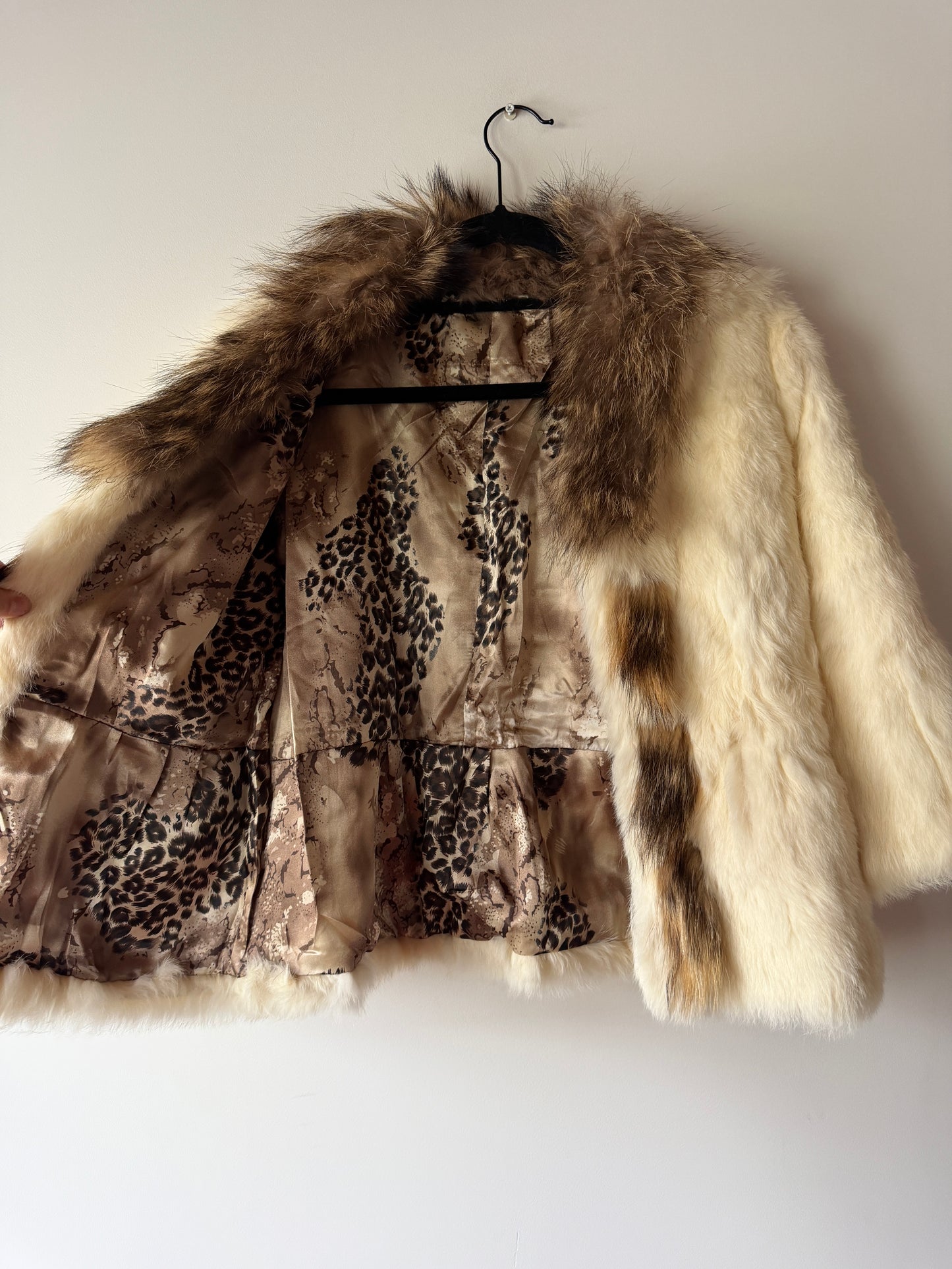 Veste en fourrure blanche et col gris
