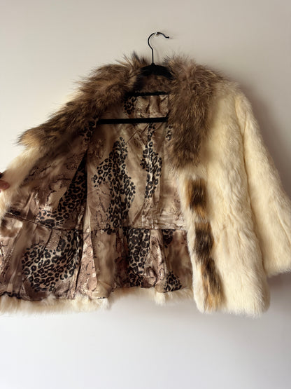Veste en fourrure blanche et col gris