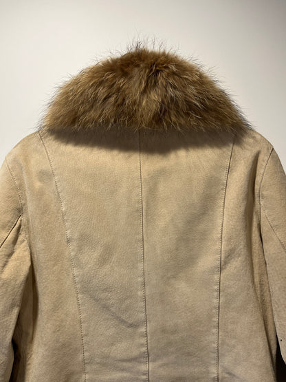 Veste en cuir beige avec bordures en fourrure