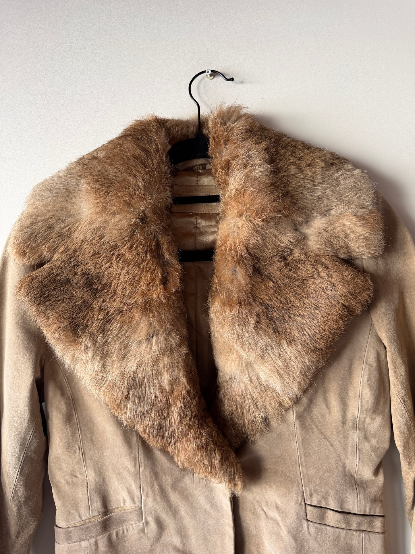 Veste en cuir beige avec bordures en fourrure