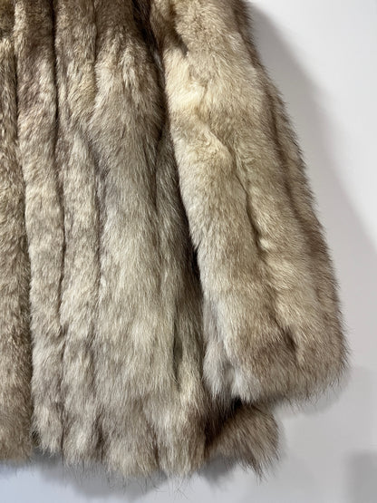 Manteau en fourrure galonné blanc