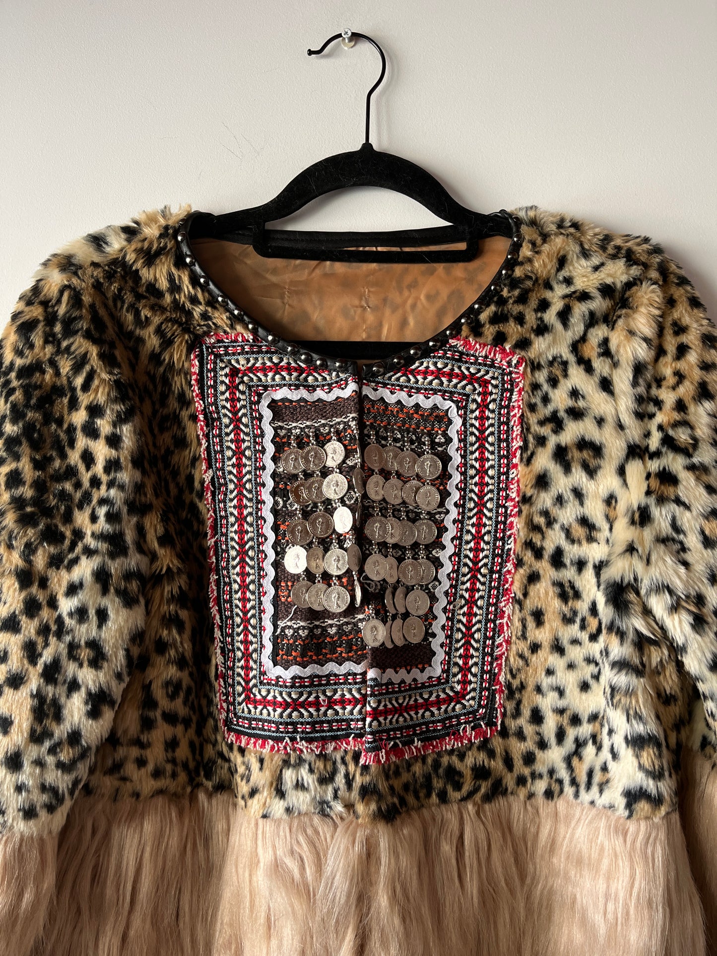 Veste bi-matière léopard brodé et fausse fourrure