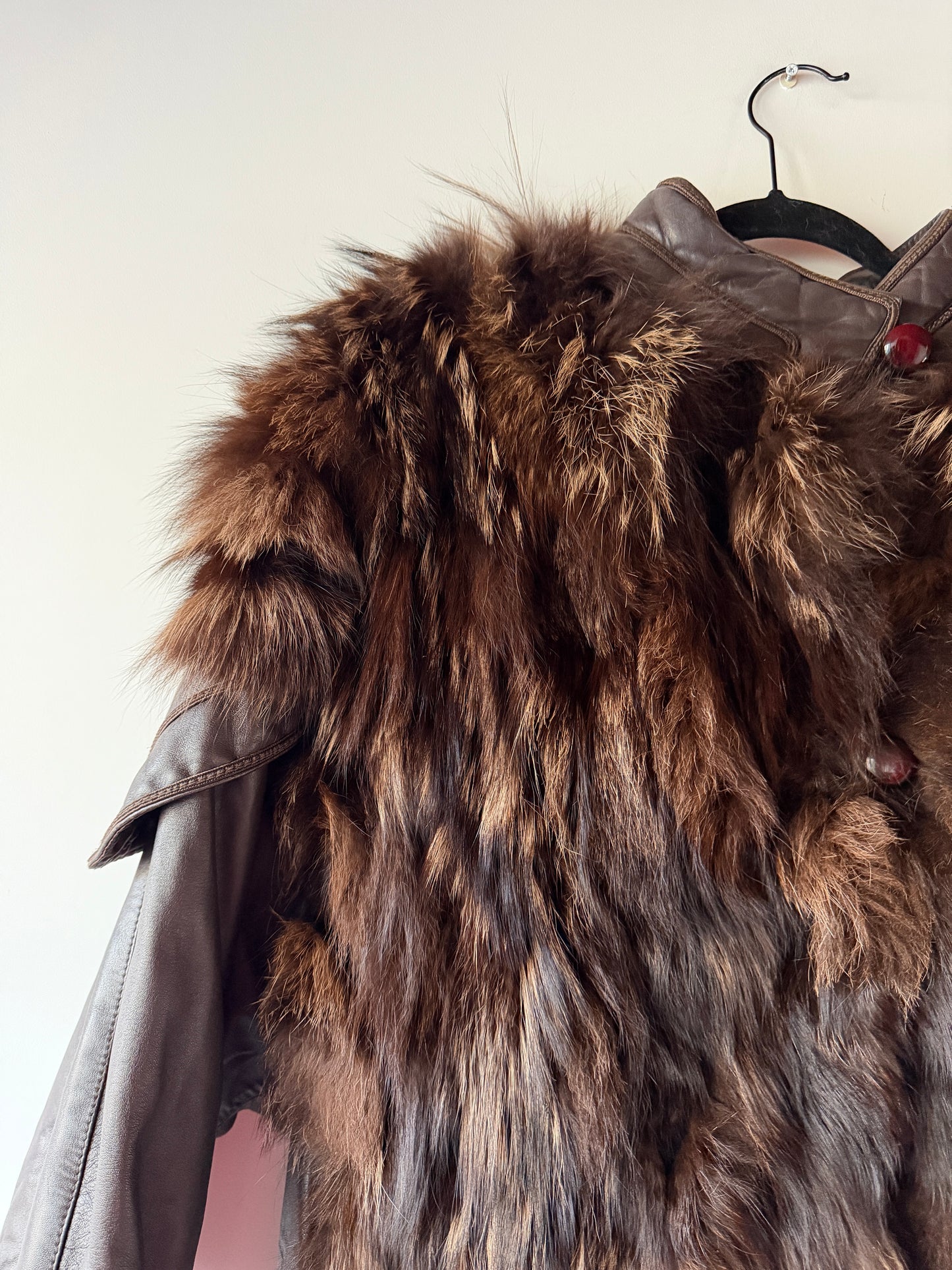 Veste en fourrure et cuir marron
