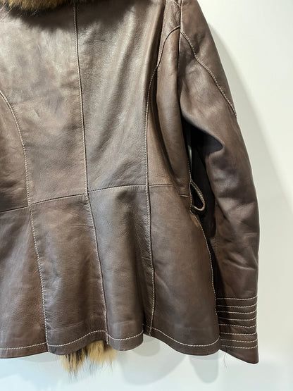 Veste en cuir marron et bordures en fourrure