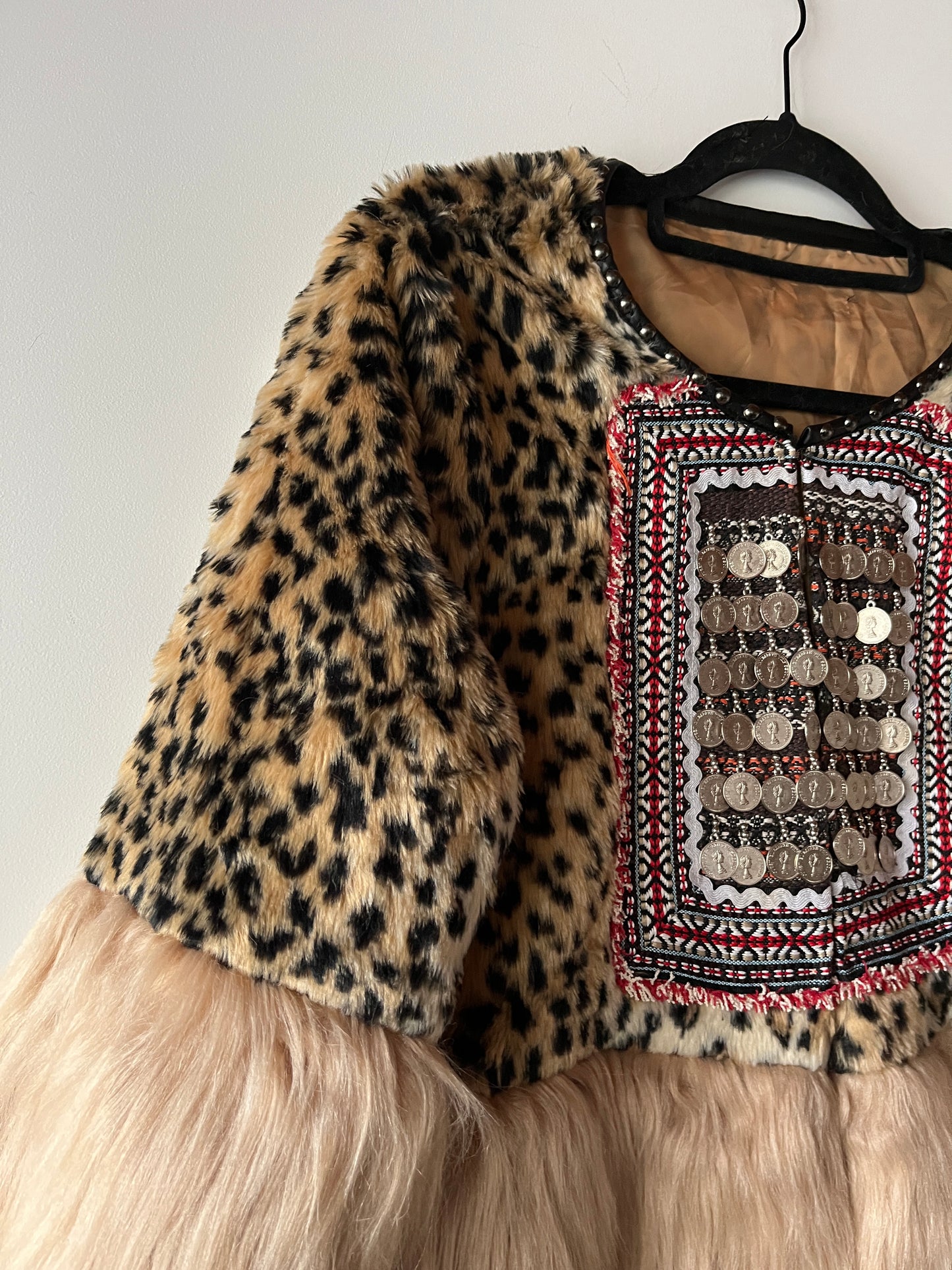 Veste bi-matière léopard brodé et fausse fourrure