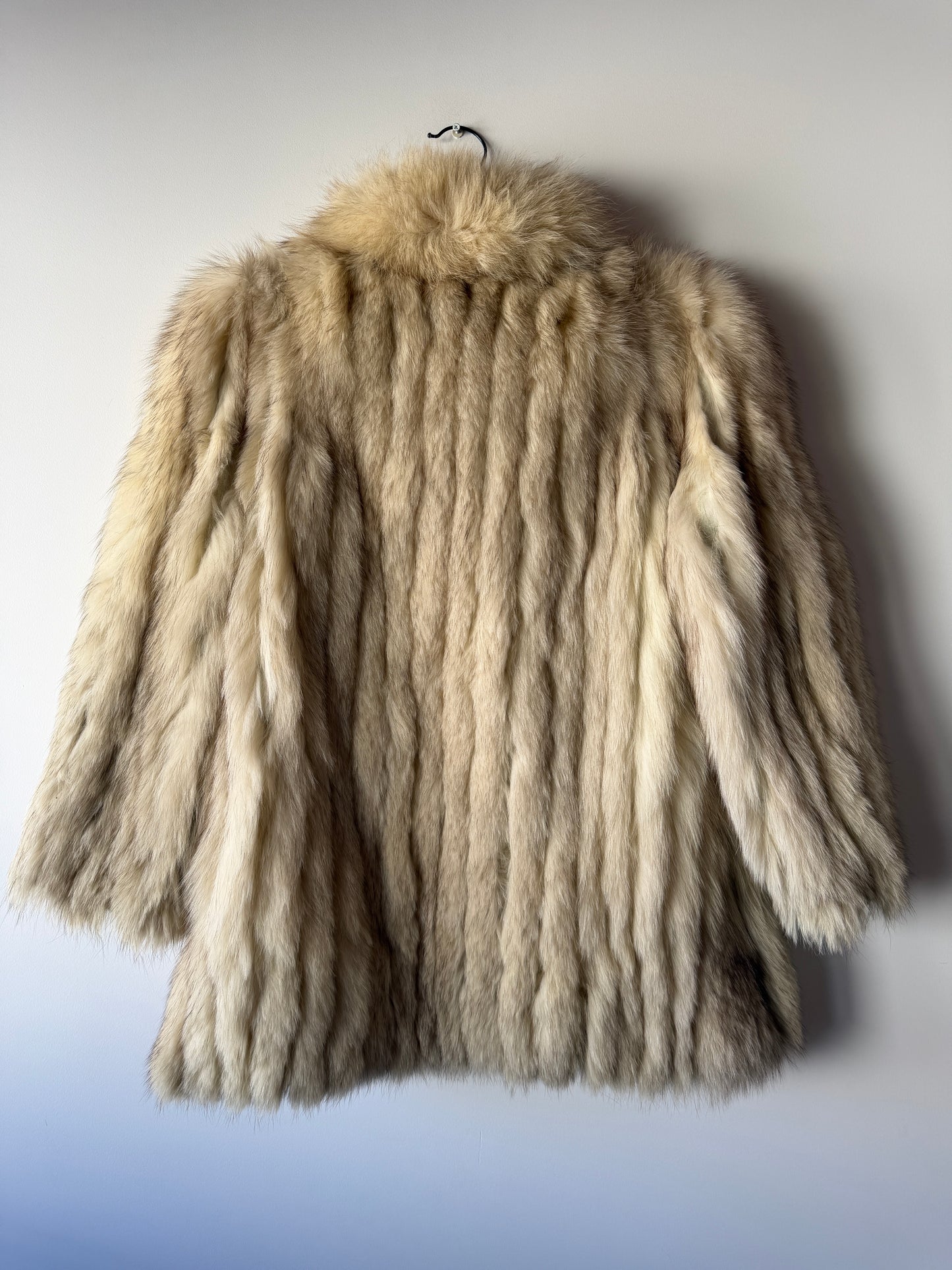 Manteau en fourrure galonné blanc