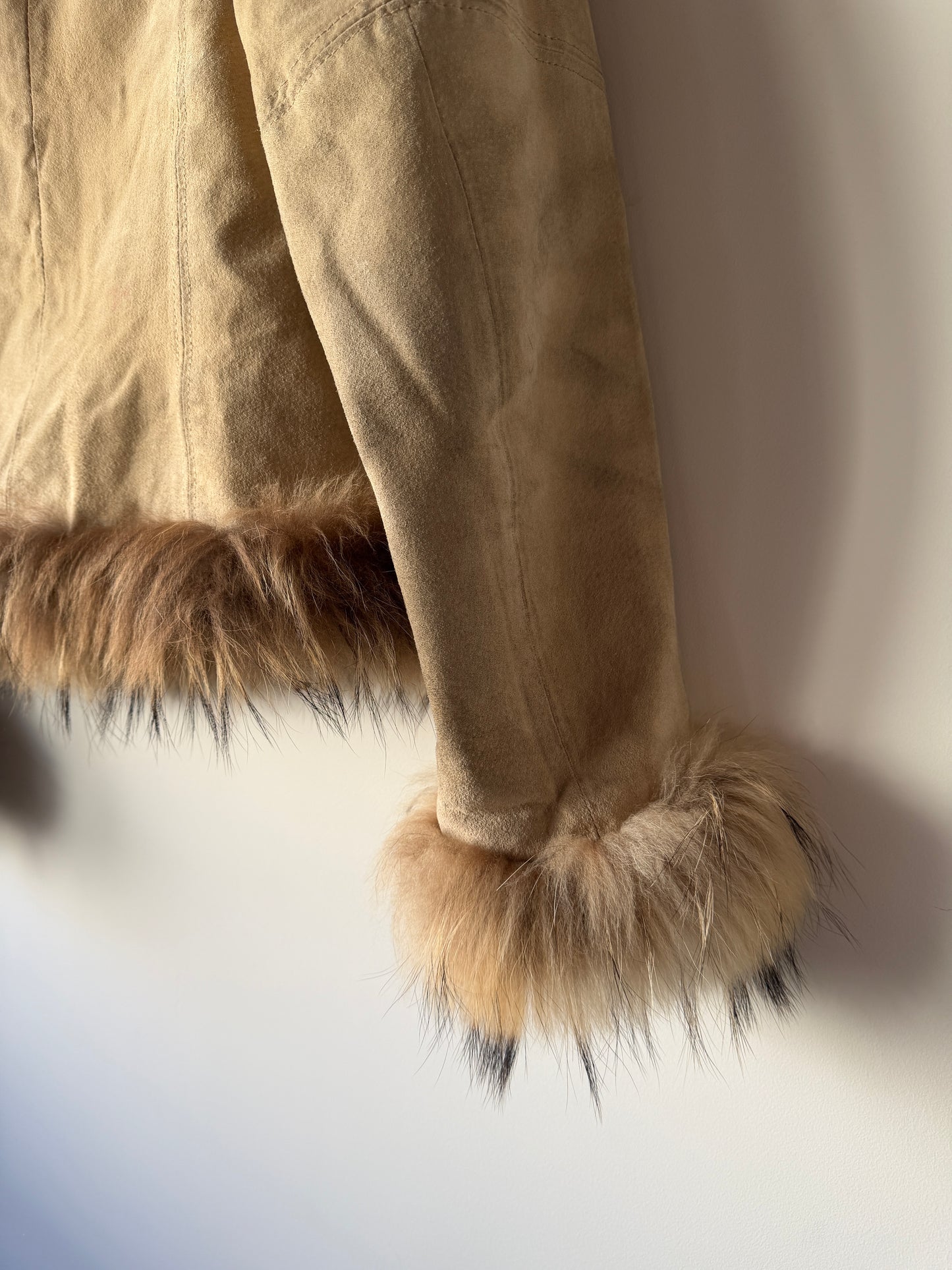 Veste en cuir avec bordures en fourrure beige