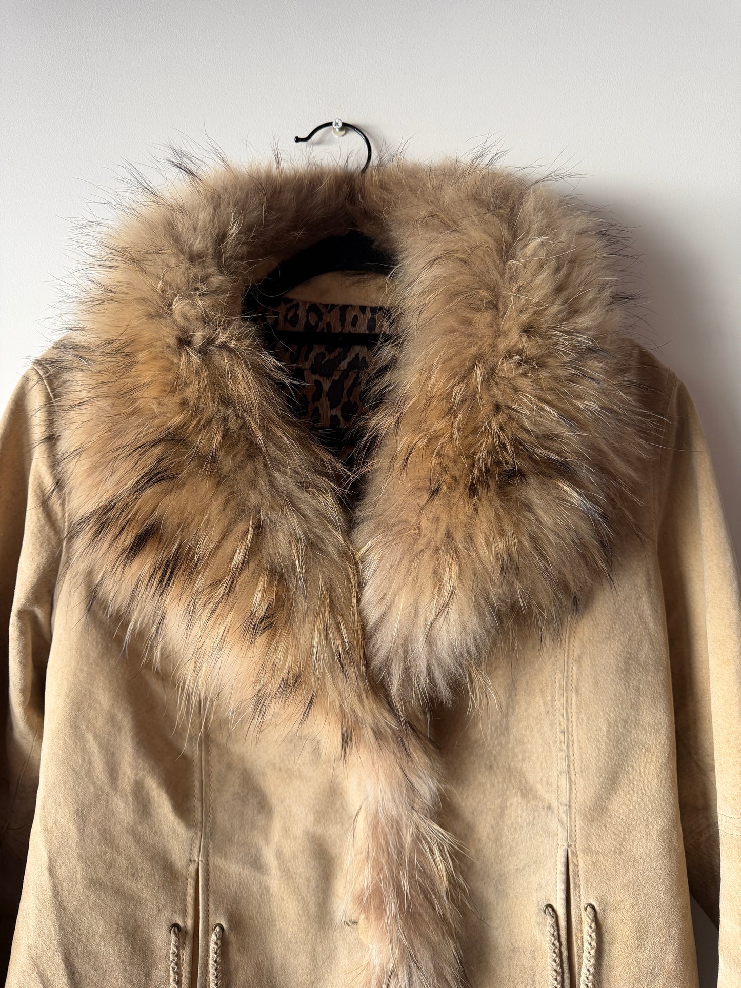 Veste en cuir avec bordures en fourrure beige