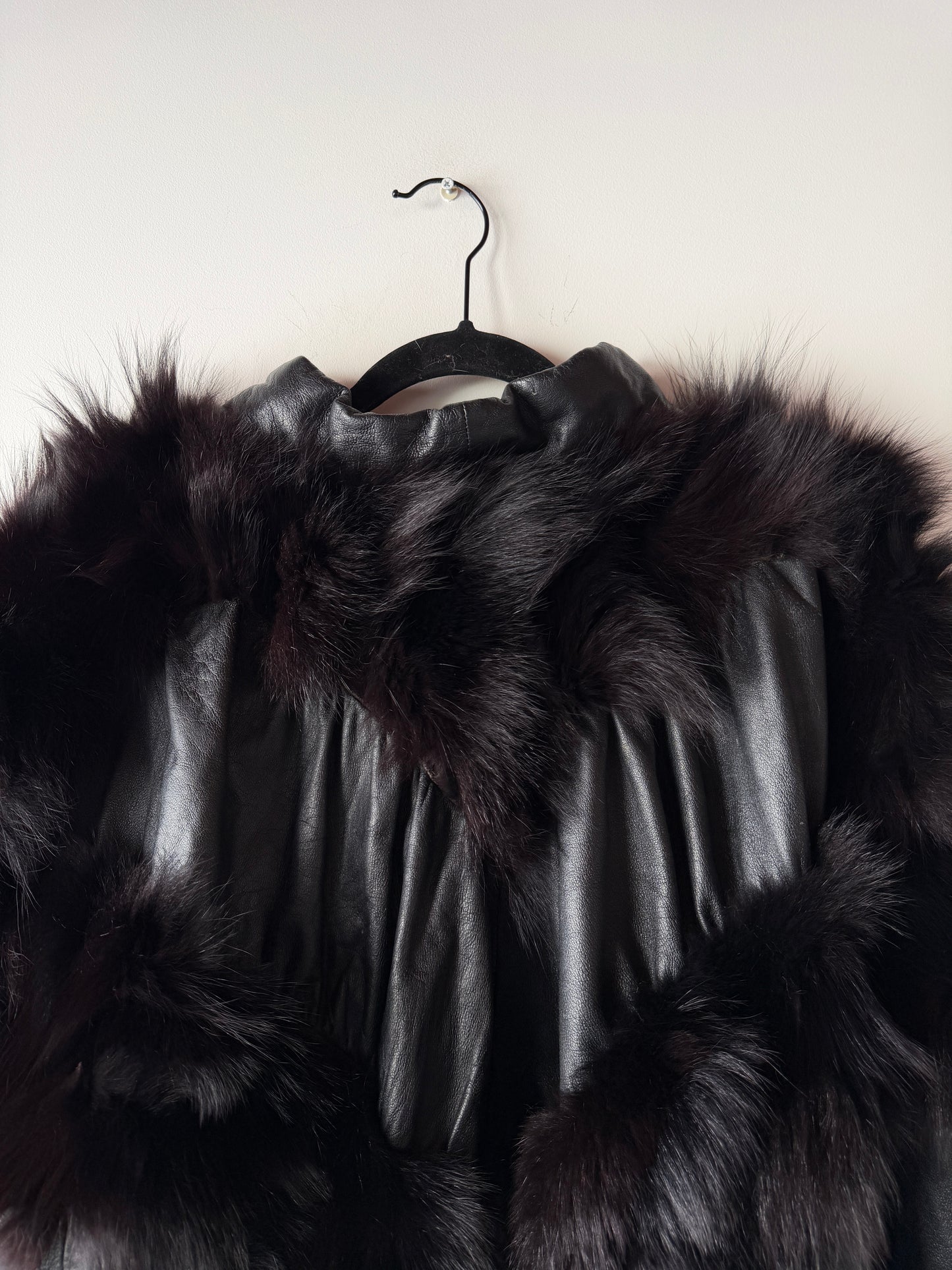 Veste en cuir et fourrure à manches chauve-souris
