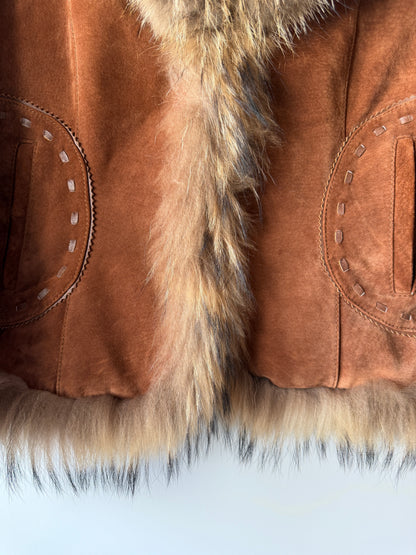 Veste en cuir marron avec bordures en fourrure beige