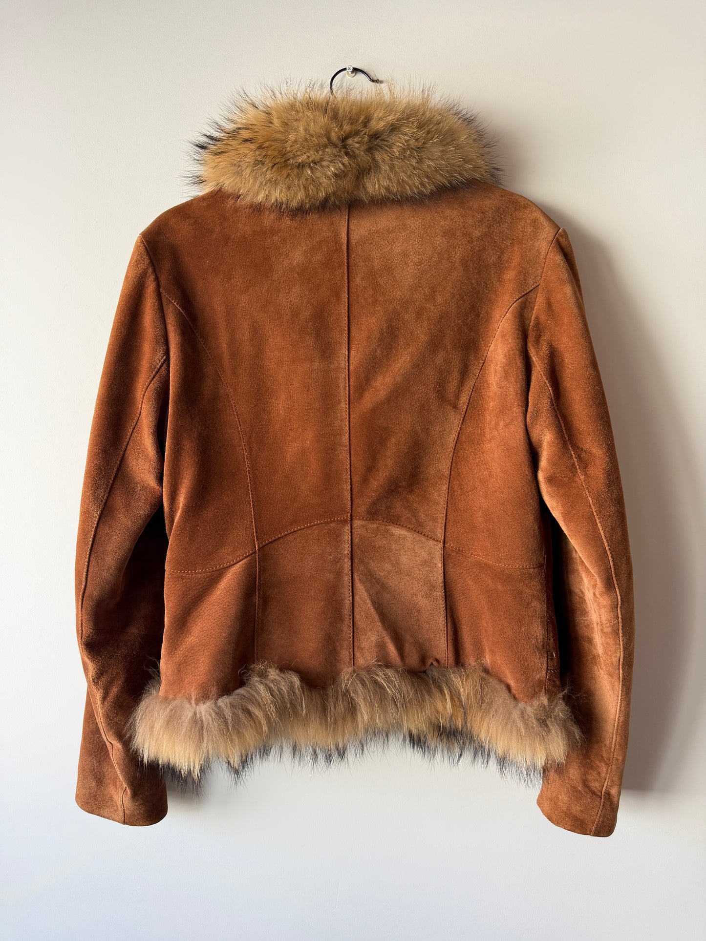 Veste en cuir marron avec bordures en fourrure beige