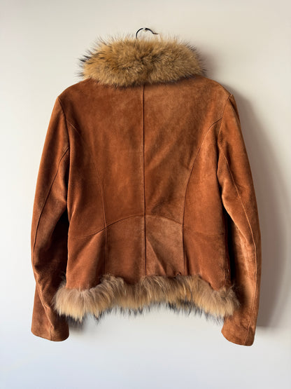 Veste en cuir marron avec bordures en fourrure beige