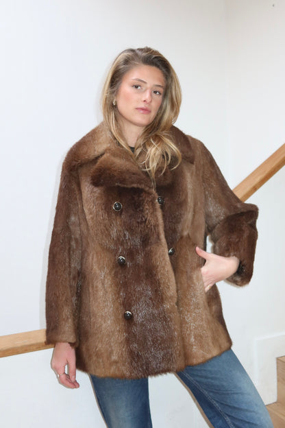 Manteau en fourrure forme caban