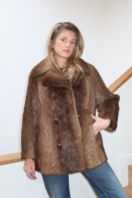 Manteau en fourrure forme caban