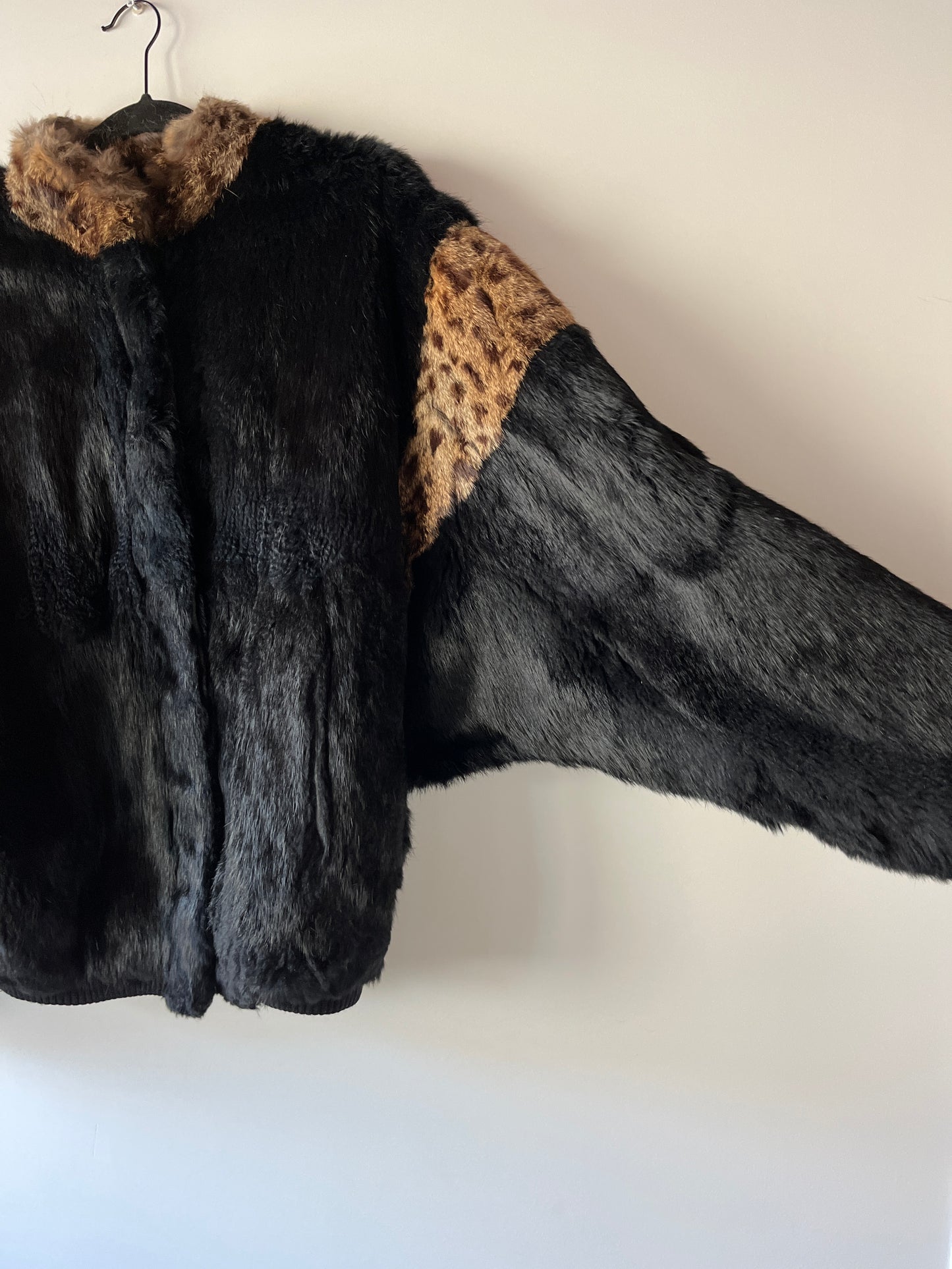 Veste en fourrure noire et léopard