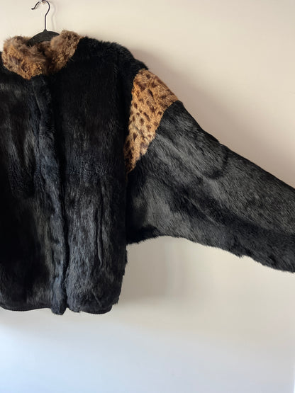 Veste en fourrure noire et léopard