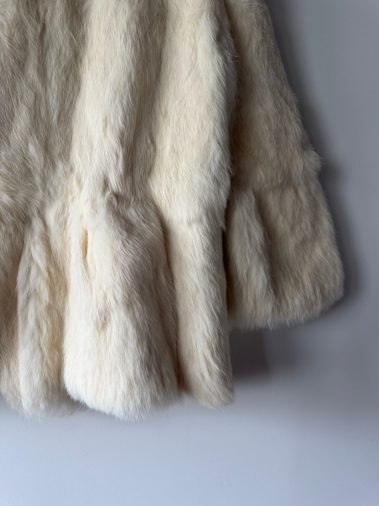 Veste en fourrure blanche et col gris