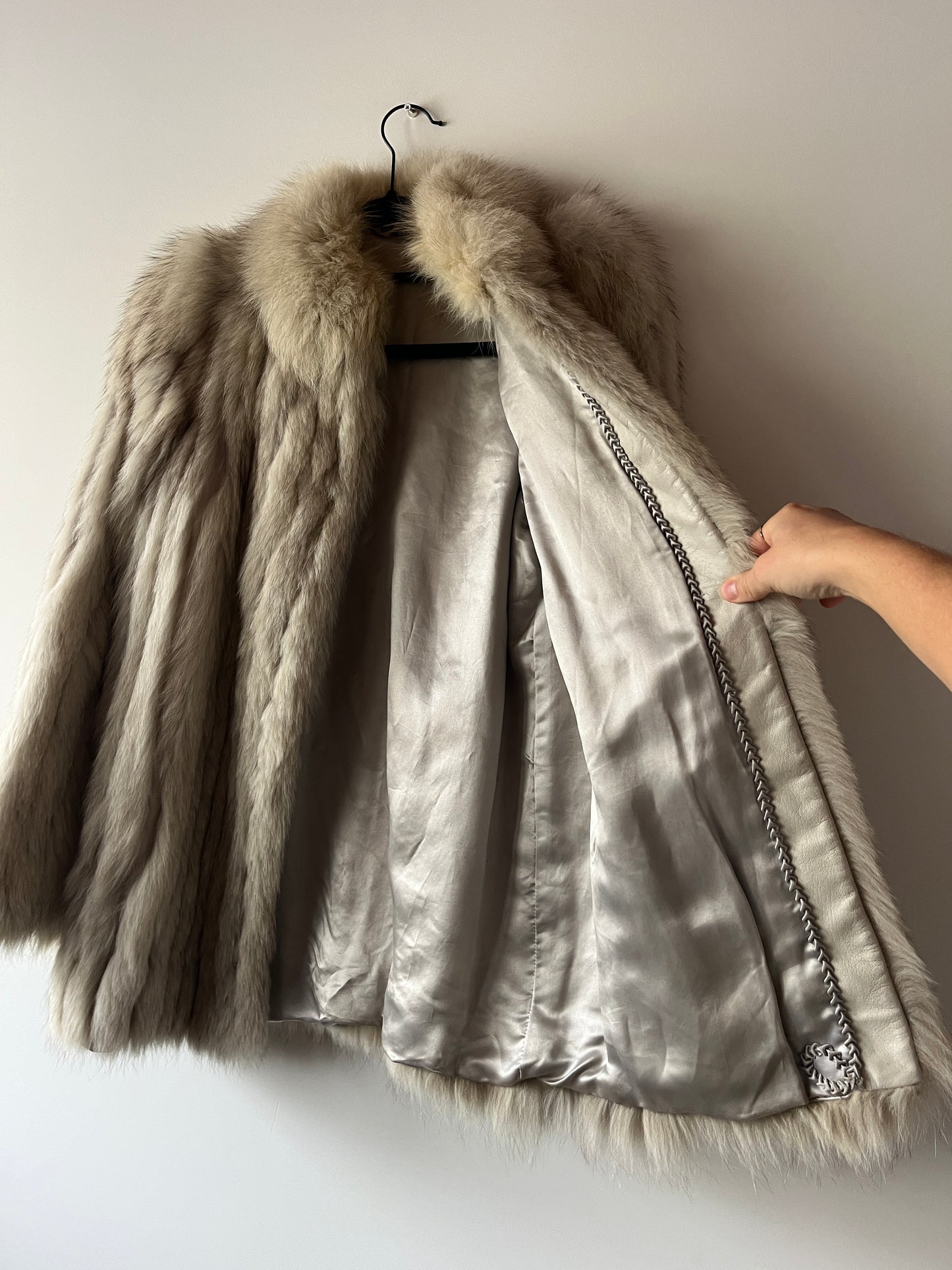 Manteau en fourrure galonné blanc
