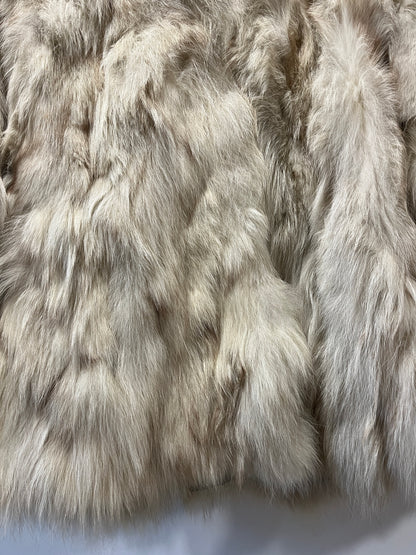 Manteau en fourrure blanc manches chauve-souris