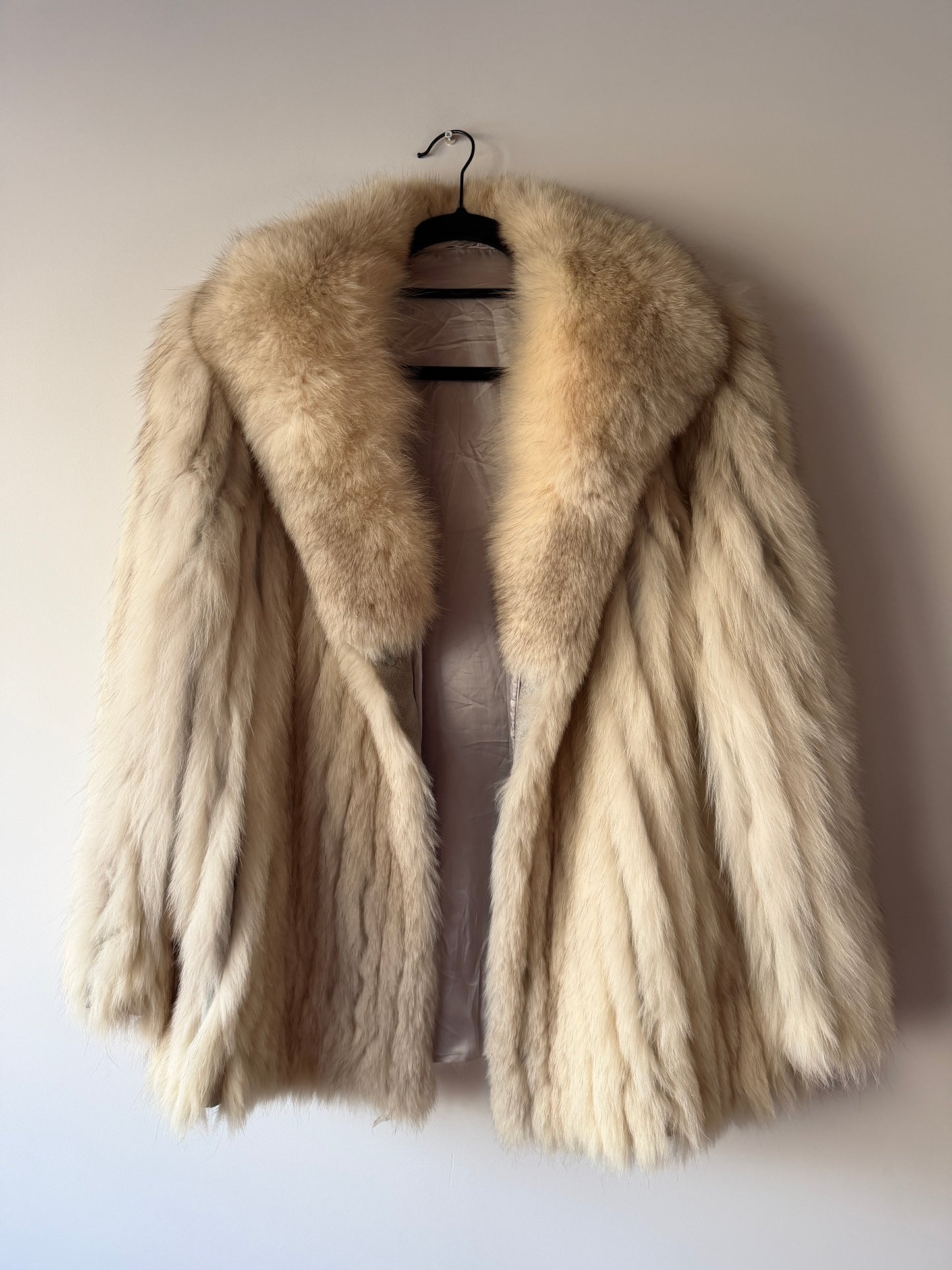 Manteau en fourrure galonné blanc