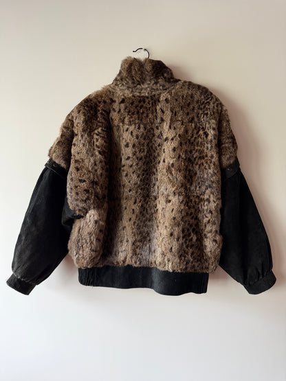 Veste en fourrure imprimée et cuir noir