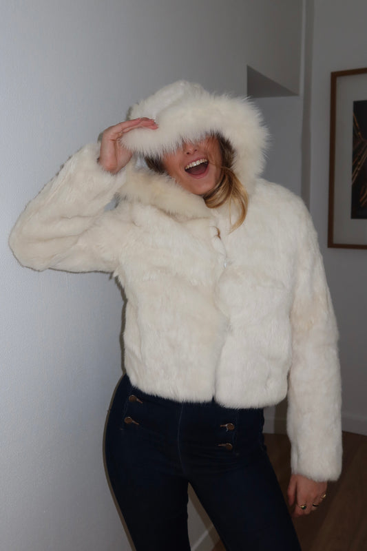 Veste à capuche courte en fourrure blanche
