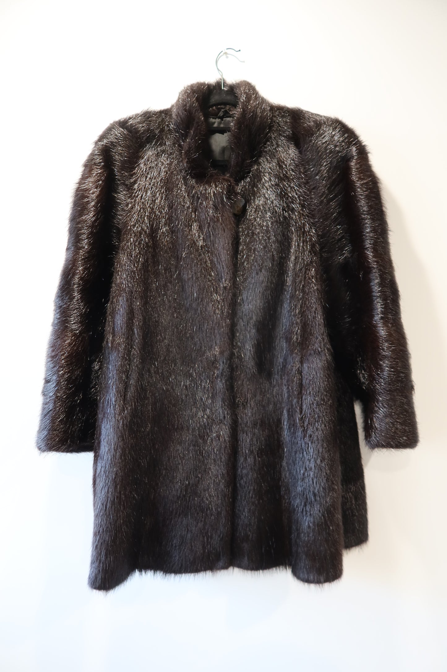 Manteau en fourrure marron foncé