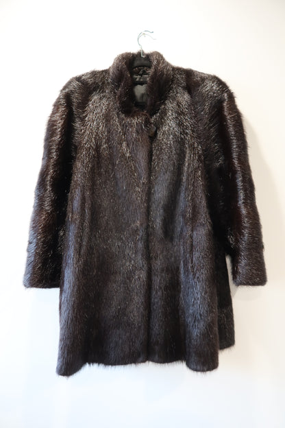 Manteau en fourrure marron foncé