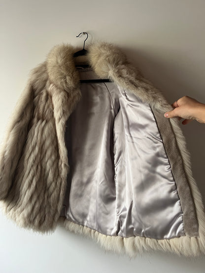 Manteau en fourrure galonné blanc